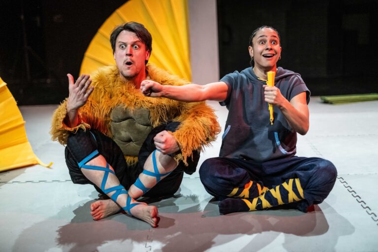 Het Filiaal theatermakers speelt de kleutervoorstelling AUTSJ (4+)